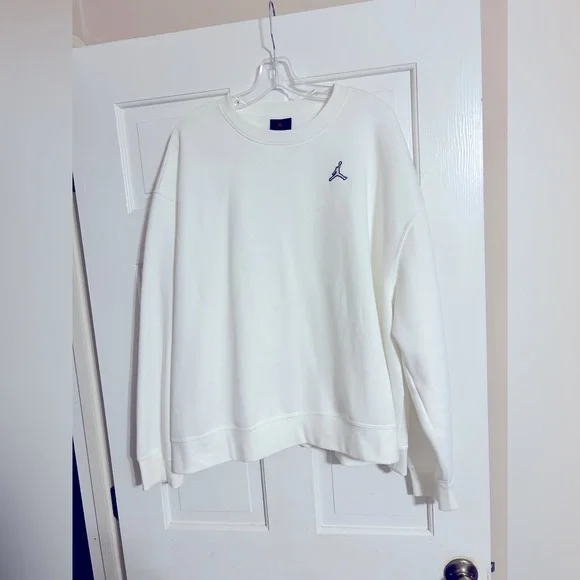 Dope (sold out) women’s Jordan crewneck oversized, loose fit - Picture 2 of 5